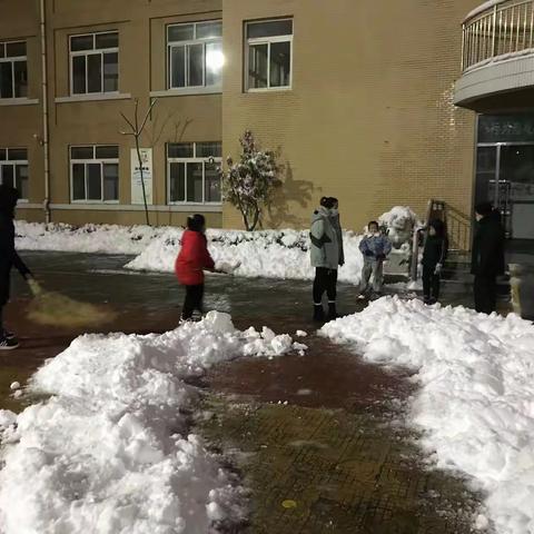 济南暴雪后，家长助力清扫积雪，让校园更有爱。