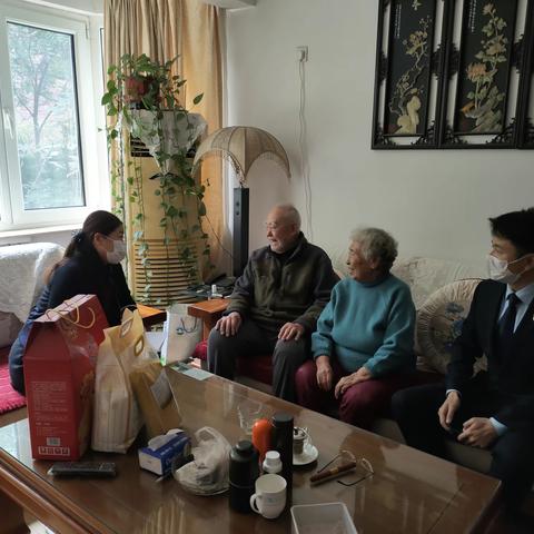 伟东社区携手民生银行开展重阳节送温暖活动