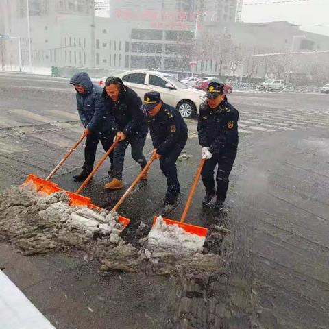 浴“雪”奋战|宿豫区城管局“铲冰除雪”保道路畅通