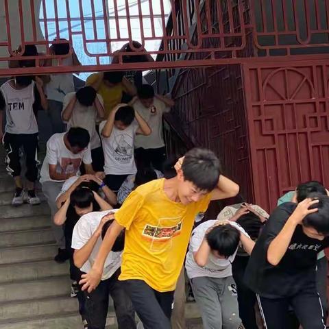 人人关注消防，共建平安校园--三空桥一中开展安全演练活动