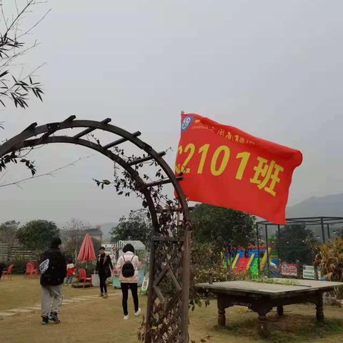 幸福家人齐心协力，同学少年放飞自我——周梅C2101班龙溪湖亲子活动