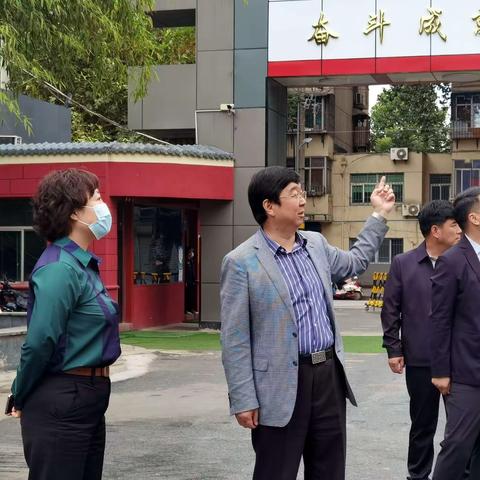 西安市新城区副区长李枫艳一行莅临西安市东方中学调研指导开学工作