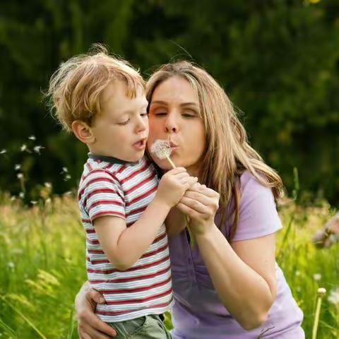 胜利幼儿园“用智慧的爱，陪孩子成长”中班新学期家长会邀请函