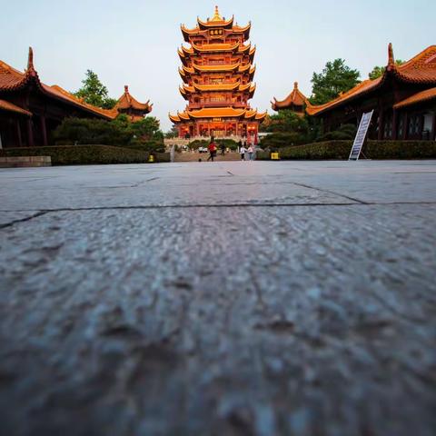 黄鹤楼有“天下江山第一楼“、”天下绝景“之称。与晴川阁、古琴台并称武汉三大名胜。