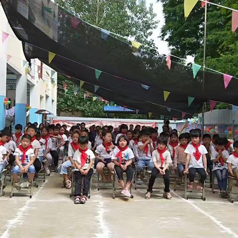 慈圣镇苏楼小学2018春期中表彰暨庆六一联欢会