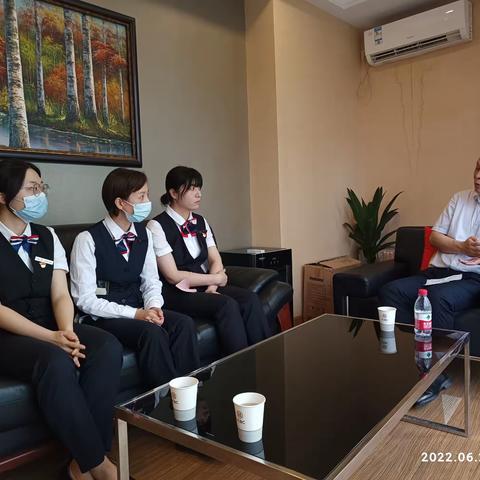 武汉分行业务处理中心党支部深入推进党员干部“下基层、察民情、解民忧、暖民心”实践活动