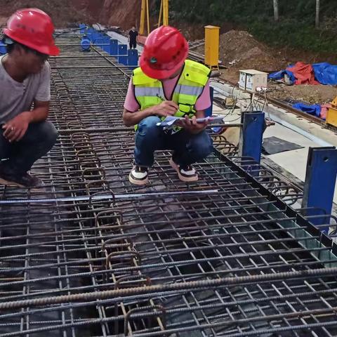 勐绿高速公路第1项目经理部首片梁板顺利浇筑