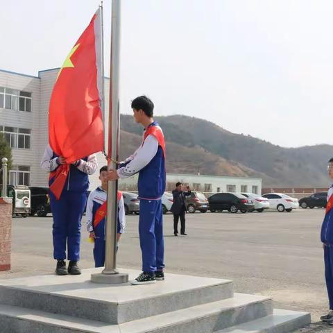 周家中学举行清明节“缅怀先烈，文明祭祀”主题升旗仪式