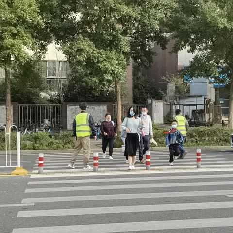 风里雨里 护学有你