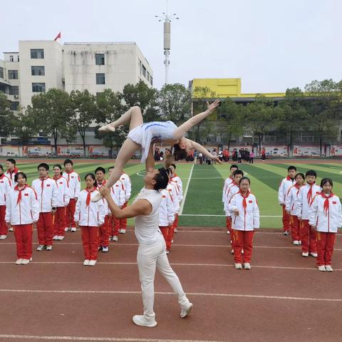 《重走长征路 弘扬民族魂》青春无畏 逐梦扬威八年级趣味运动会