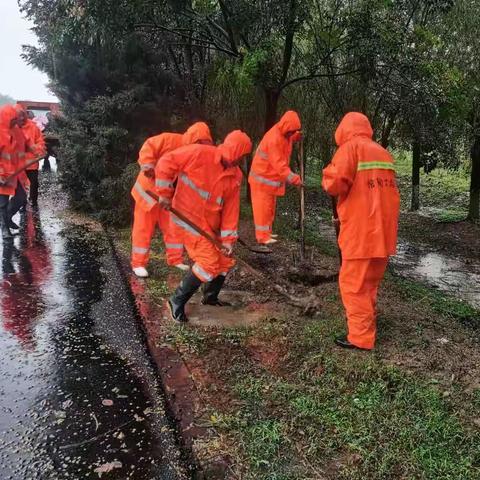 24小时巡查不间断 冒雨排险保畅通