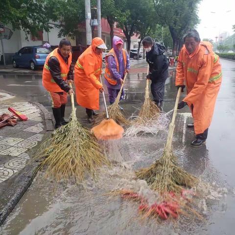 致敬雨中坚守者!雨哗啦啦地下，他们义无反顾向前冲