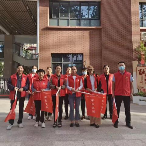 撑起一片爱的晴空，增添一道靓丽风景     濮阳市实验小学五（1）班值周日