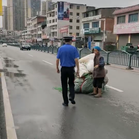 老人拉废品身陷车流    城管人员为其护航