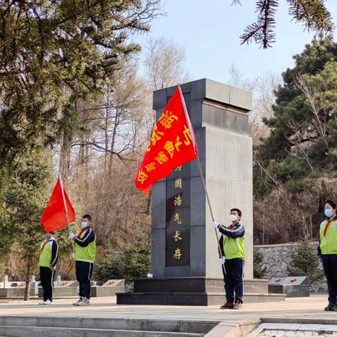 海浪乡九年一贯制学校清明节祭扫活动暨少先队员入队仪式