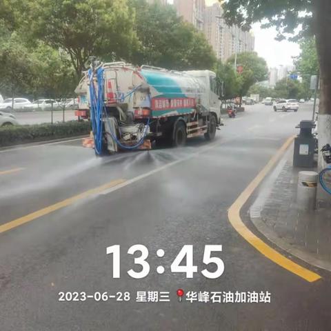 坚持精细化作业，借雨冲刷靓市容
