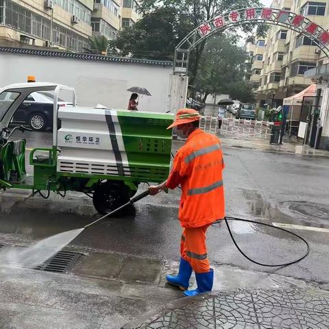 雨天保洁不松懈 ，常态作业保洁净