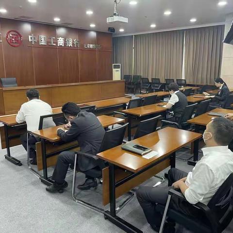 朝阳支行营业室学习“警示与反思大讨论”典型案例