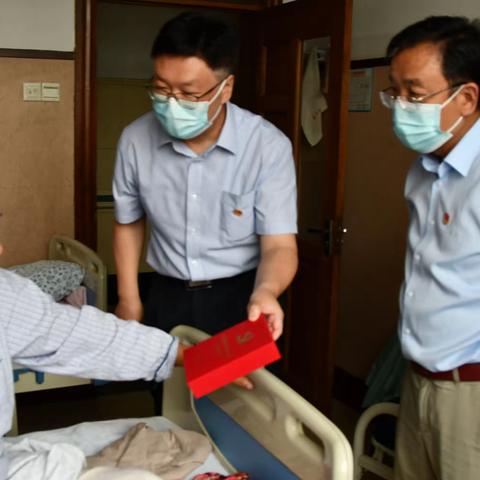 国网金乡县供电公司为离退休老党员颁发“光荣在党50年”纪念章