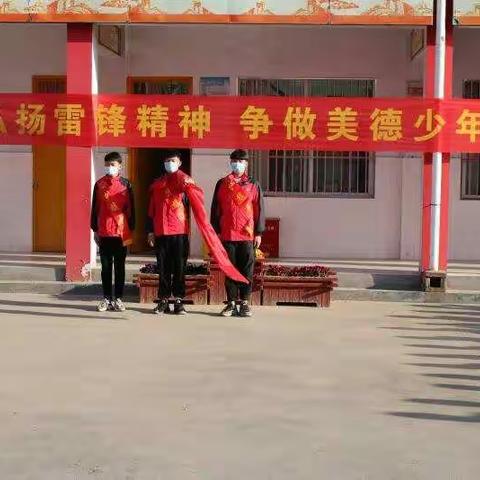 李寨中学举行“弘扬雷锋精神，争做美德少年”升旗仪式