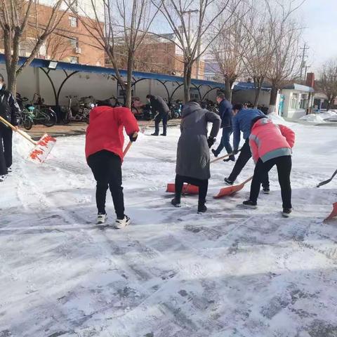 万全区第三初级中学全体教师清雪在行动