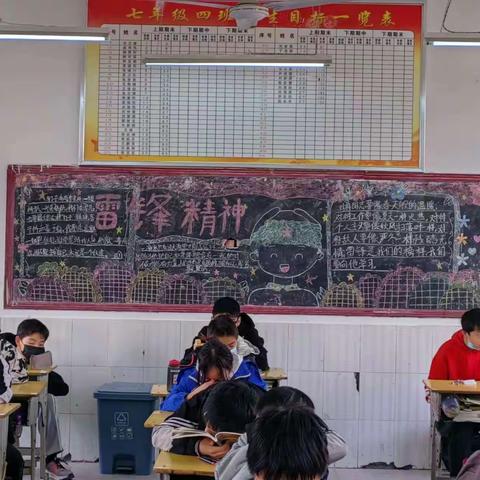 庙街乡初级中学团委组织“学雷锋  树新风”主题黑板报活动