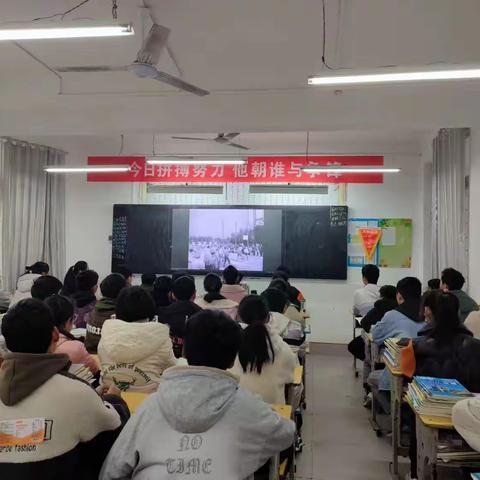 庙街乡初级中学组织学生观看雷锋视频，学雷锋事迹活动