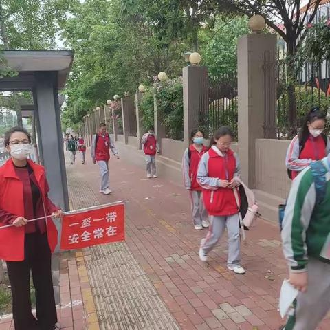 风雨无阻去护学——新密市金凤路初级中学803班家长志愿者护学岗活动纪实