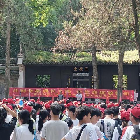 襄阳市田家炳中学高二年级开展三国文化研学旅行活动