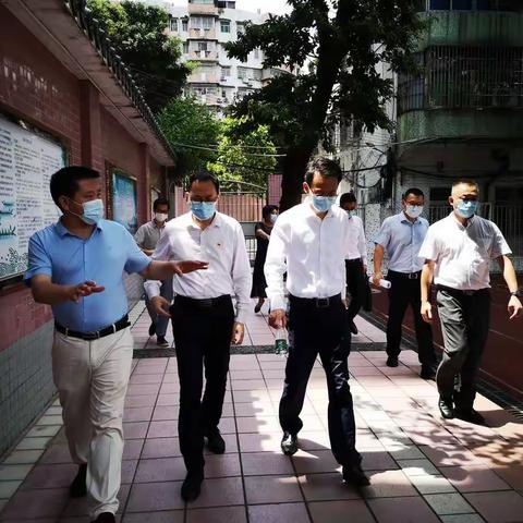 区领导深入学校检查指导安全工作