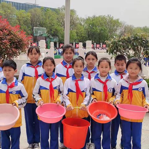 濮阳市油田第三小学四年级七班校园绿化活动