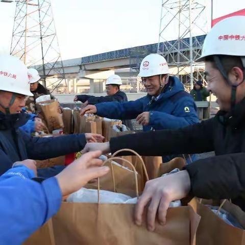 公司总经理高荣峰慰问太原地区重点项目全体参战员工