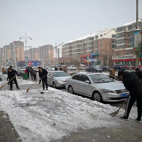 建设局不畏严寒积极开展扫雪铲冰活动