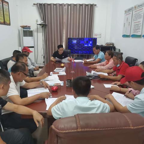 梅东村召开防止返贫致贫监测排查工作部署会