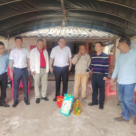 三亚市供销社到梅东村慰问特困户