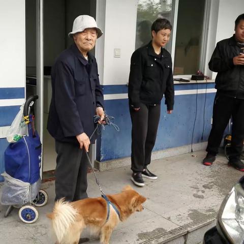 治安大队民警雨天送耄耋老人回家