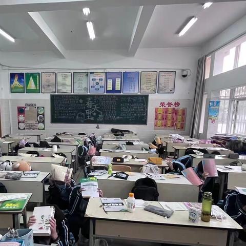 以练促防 防范未然——蒙自市第三中学安全教育--地震疏散应急演练