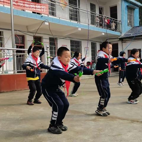 【月山镇栗山学校】“绳”采飞扬迎元旦