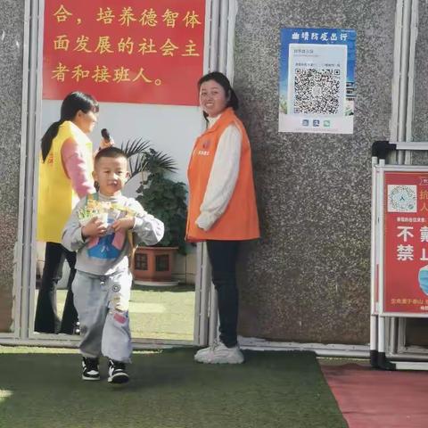 用心护学 为爱站岗——召夸镇欣宇幼儿园爱心护学岗活动