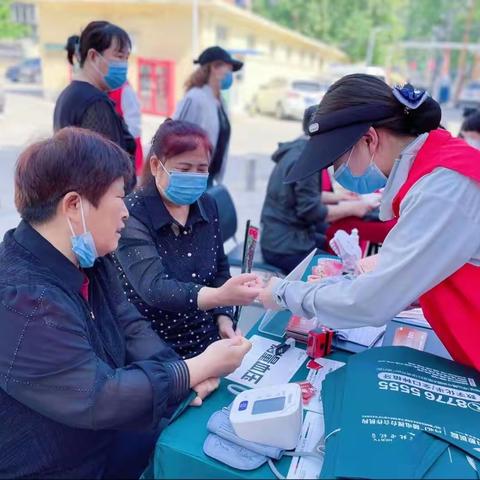 平安小区南社区母亲节义诊、为母亲送花活动