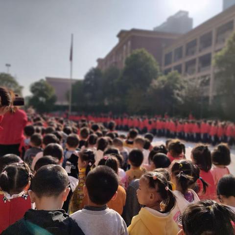 【你好，秋天】                                南昌县第三幼儿园汇仁园区小六班十月份活动集锦