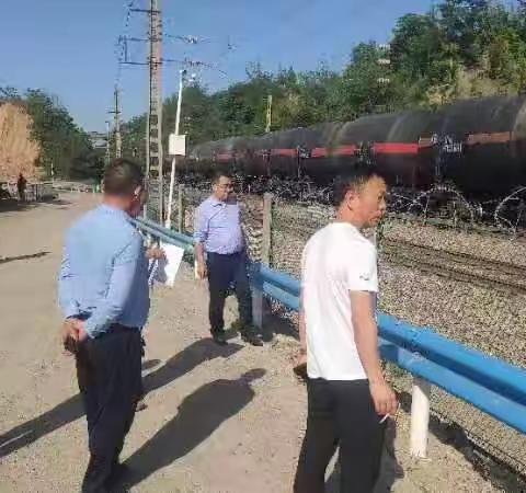张湾乡顺利完成普铁张家湾段公铁并行护栏移交工作