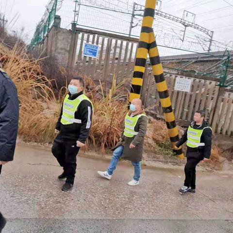 江北街道常态化铁路巡查