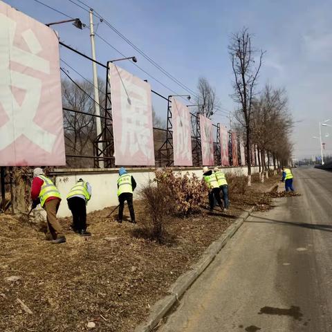 顺城区项目建设服务中心（园林处）集中清理公共绿地垃圾行动