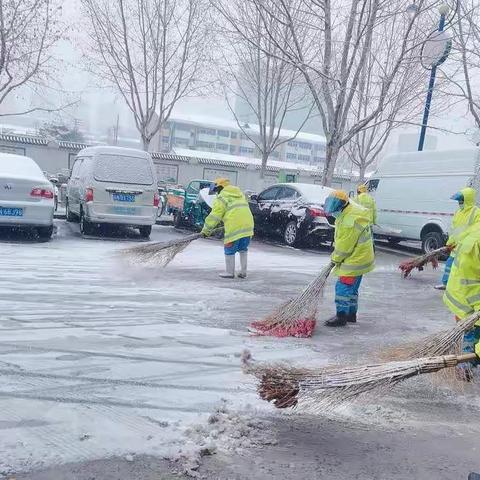环卫清雪保畅通  敬业奋战风雪中