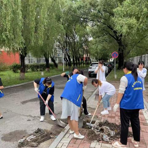 网格员疏通雨排，解决积水问题
