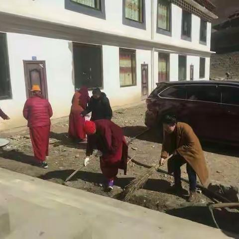 青青草地，你我共建——雅江县觉姆寺管委会组织觉姆开展绿化活动