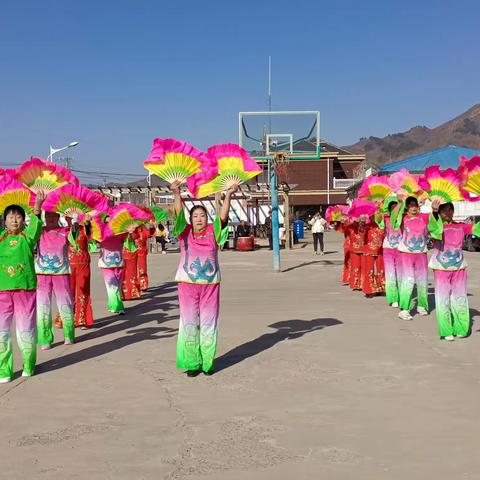 欢庆“三八妇女节” 扭起秧歌展风采