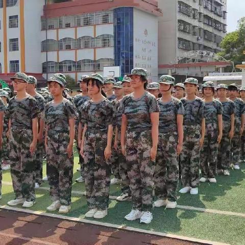 铿锵军魂 激昂青春﻿                     ——湘乡市景云中学 35班军训记录