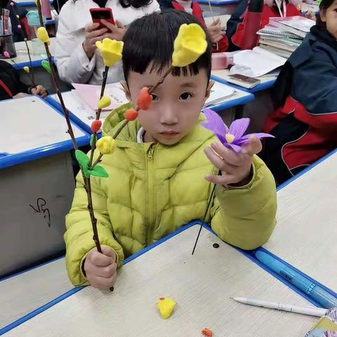 素手巧捏花     快乐也生春